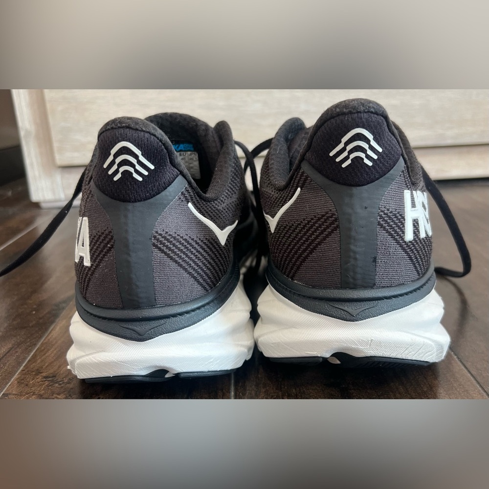 Hoka Men's Clifton 9 Wide Athletic Shoes - Picture 5 of 13